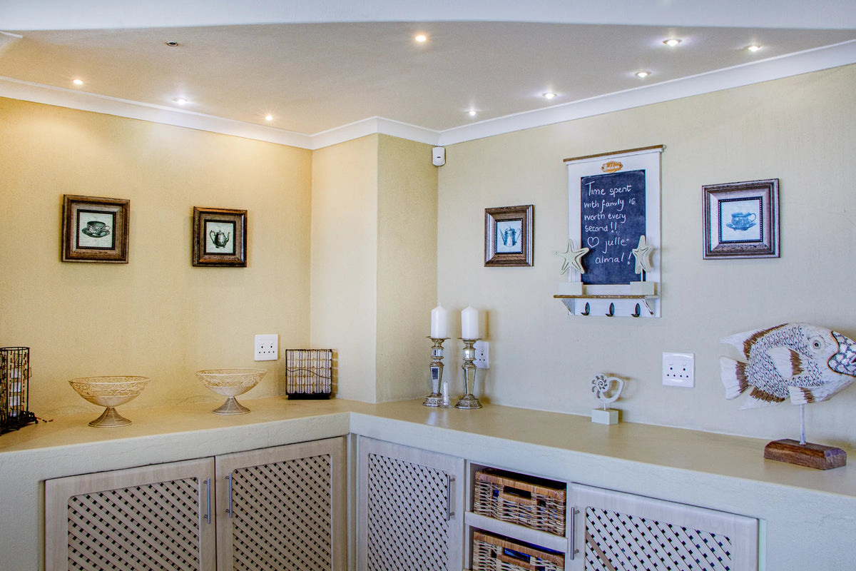 The breakfast area off the kitchen