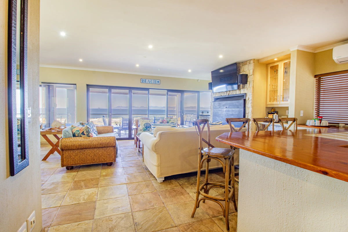 The lounge and kitchen counter seen from the entrance
