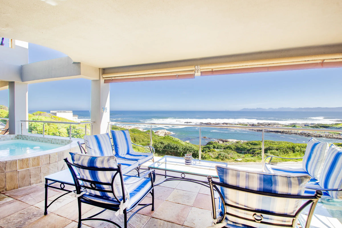 The plunge pool and stoep looking out to sea