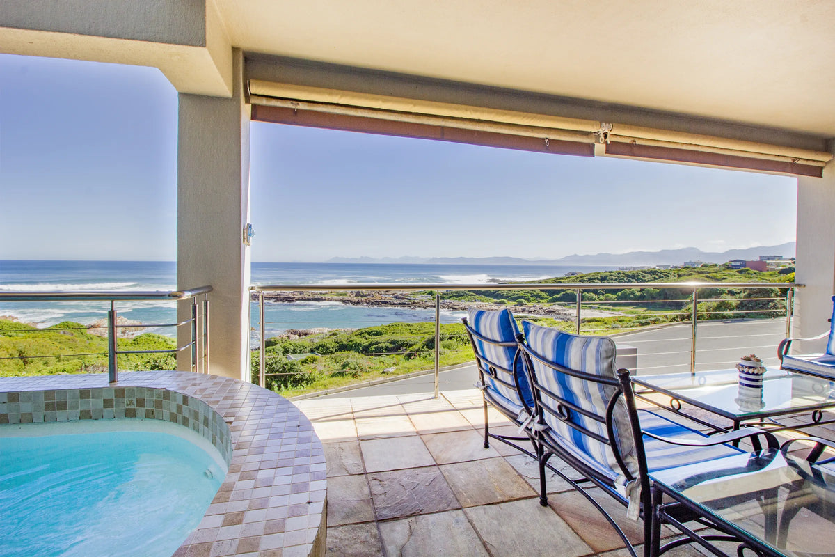The plunge pool set into the ocean-facing stoep