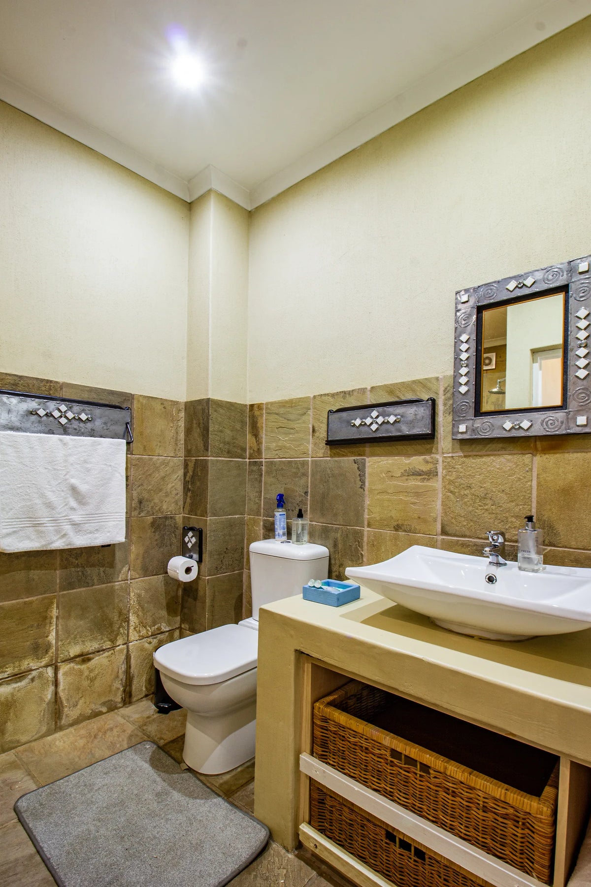 The De Kelders Oos en-suite shower room