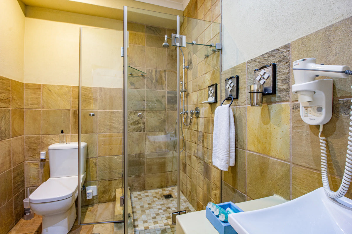 The De Kelders Wes en-suite shower room
