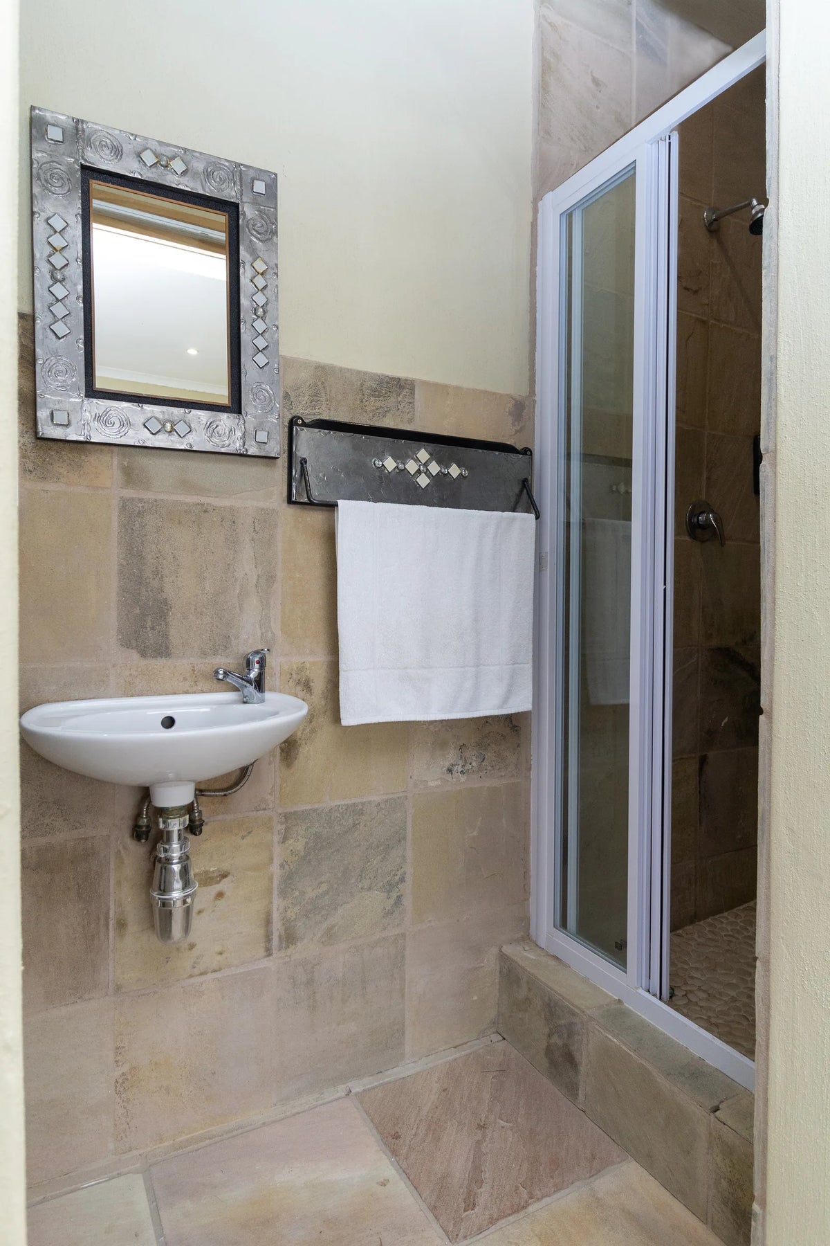 The Single Room 2 en-suite shower room